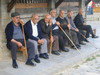 Griekse heren in Metsovo met hun (herders)stokken